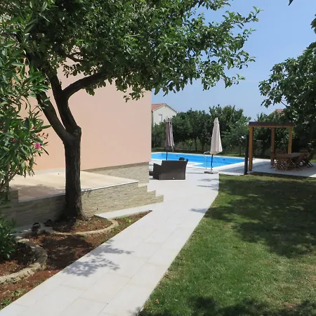 House * Μεντουλίν